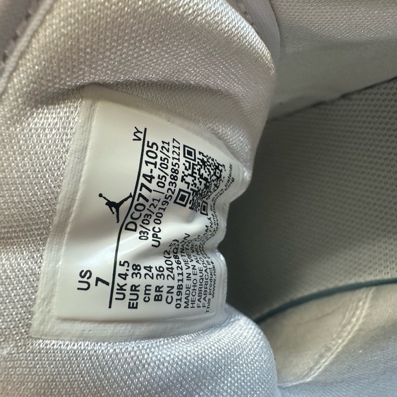 Jordan Low-Top Sneakers in White and Light Gray - Picture 3 of 5